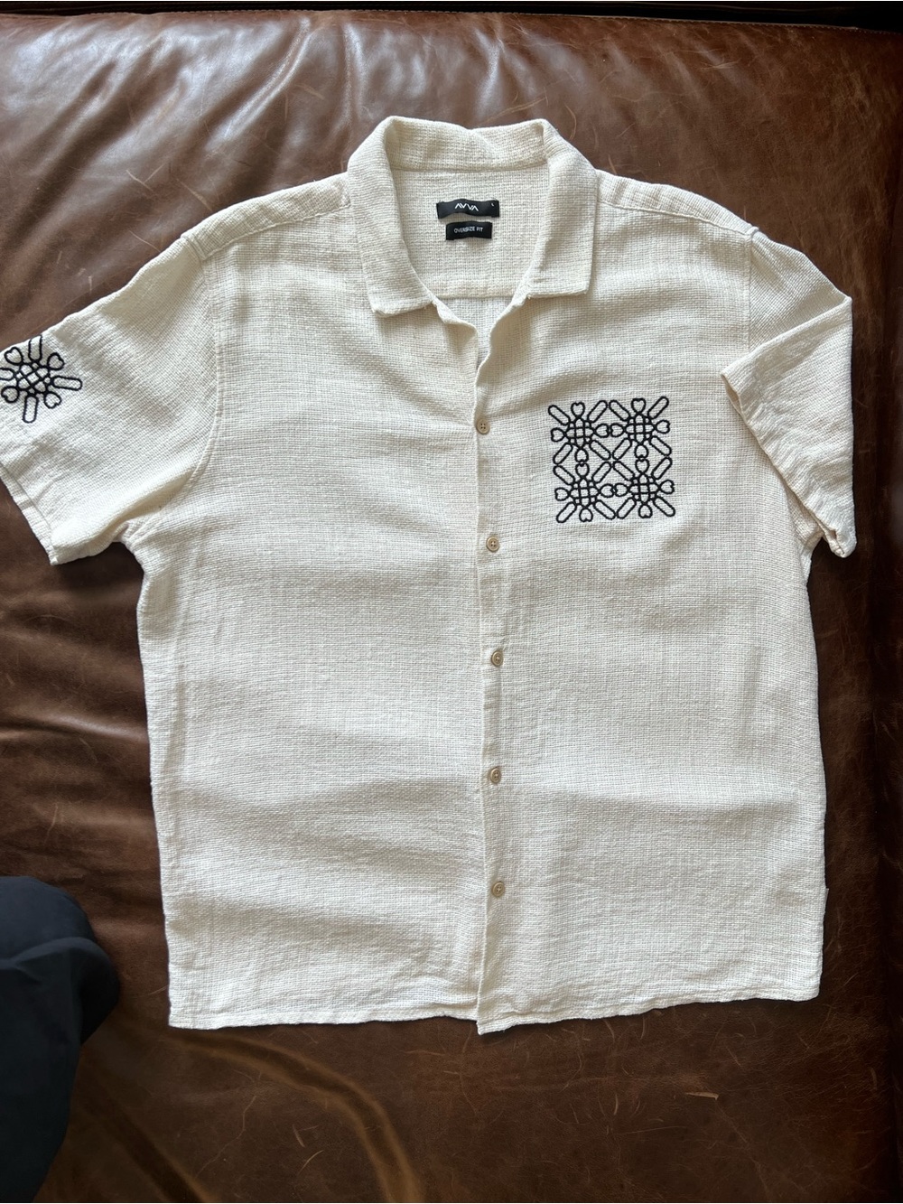 Men's Cream Short-Sleeve Button-Down Shirt with Sleeve Motif